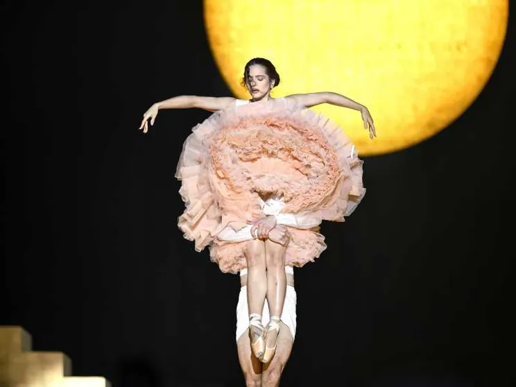 Dio e il sacro tornano su un palco di musica pop. Rosalìa è un caso