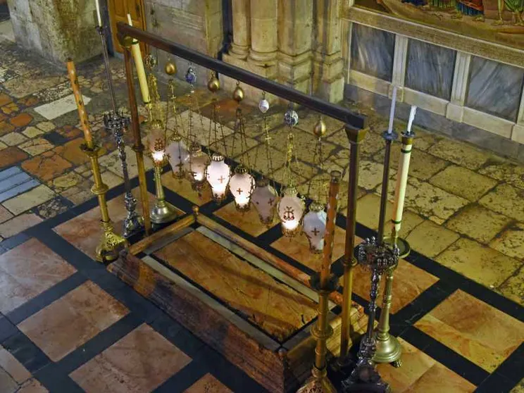 La Pietra dell'unzione nel Santo Sepolcro. Su questa pietra si ritiene che sia stato adagiato il corpo di Gesù e preparato per la sepoltura