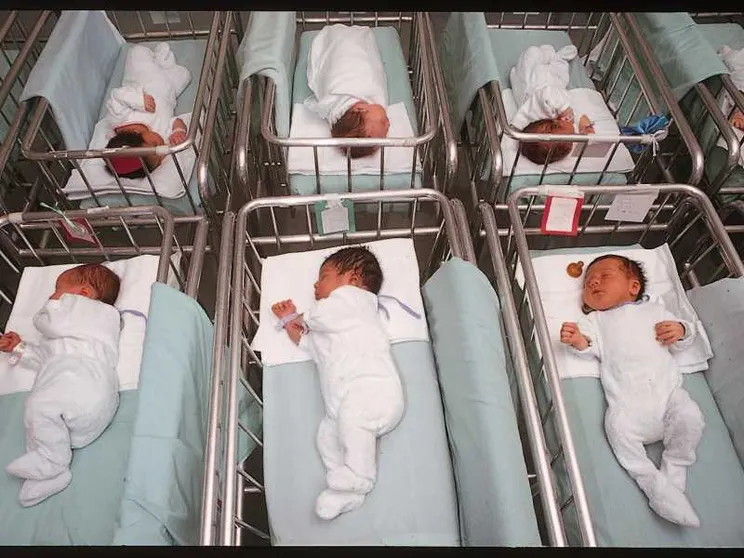 Sempre meno figli e sempre più tardi: i nuovi, drammatici numeri del gelo demografico