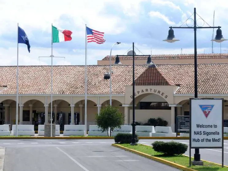 Il mancato avviso degli Usa, il no di Crosetto, la nota di Meloni: Sigonella è un caso aperto