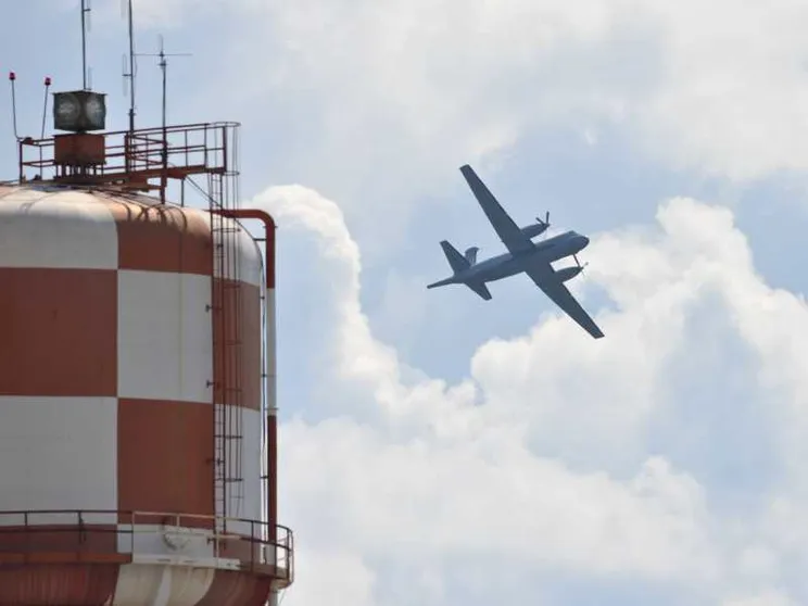 Un velivolo sopra la base di Sigonella