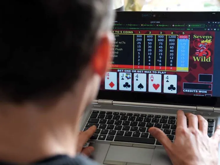 Un giovane scommette online