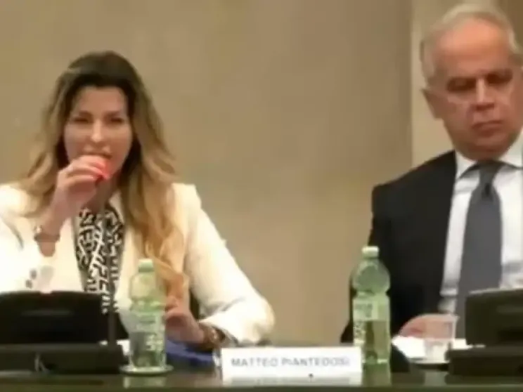 La giornalista Claudia Conte fotografata durante un evento pubblico accanto al ministro dell'Interno Matteo Piantedosi