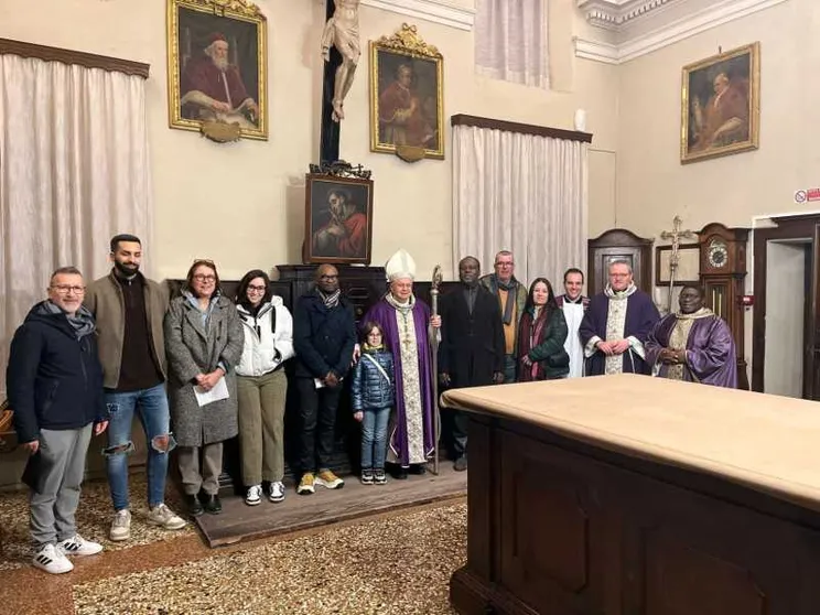 I catecumeni assieme al vescovo di Faenza-Modigliana, Mario Toso. Emily è la quarta da sinistra