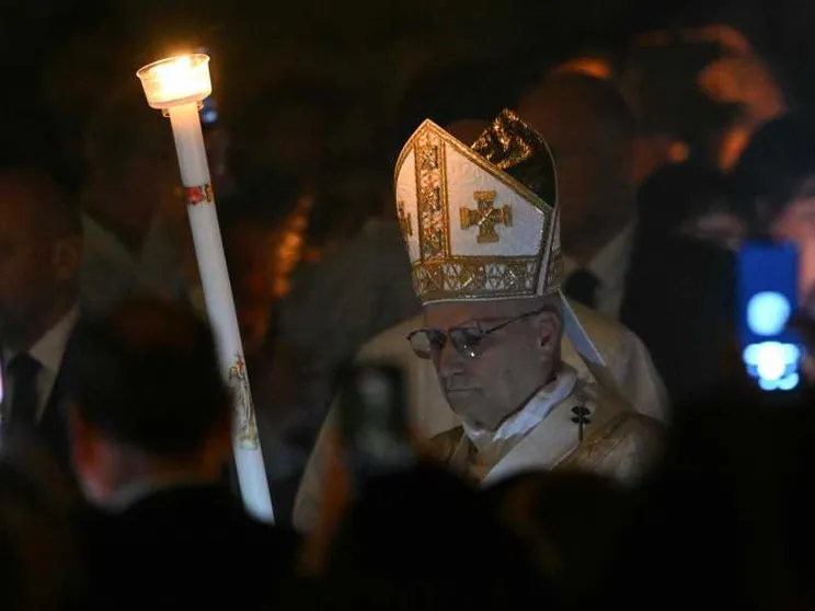 Guerre e ingiustizie come macigni. Il Papa alla Veglia pasquale: «L’amore di Dio ci libera»