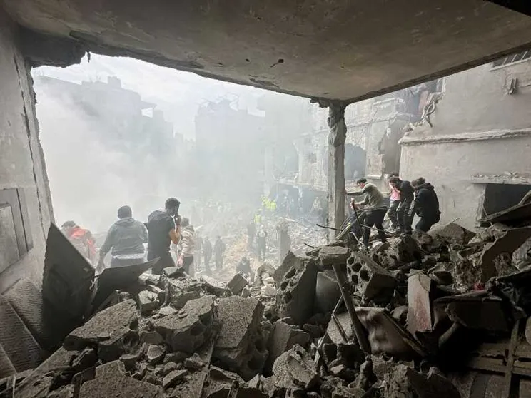Soccorritori in azione a Beirut nel quartiere di Jnah, dove un raid israeliano ha colpito un edificio a 100 metri dall’ospedale Rafik Hariri / Reuters