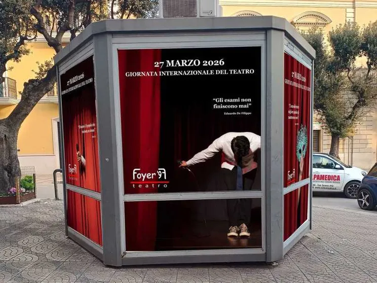 L'edicola abbandonata rinata grazie al teatro in miniatura: «Adesso vogliamo comprarla»