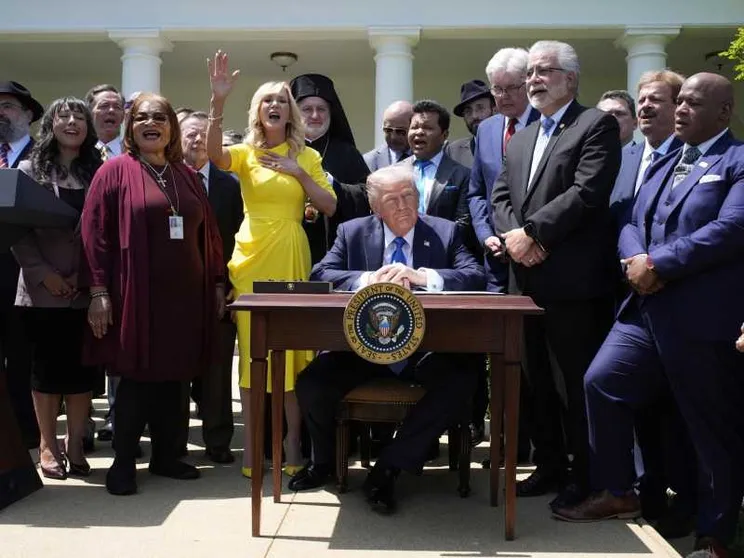 La Bibbia di Trump e l’eclissi culturale dell’Occidente liberale