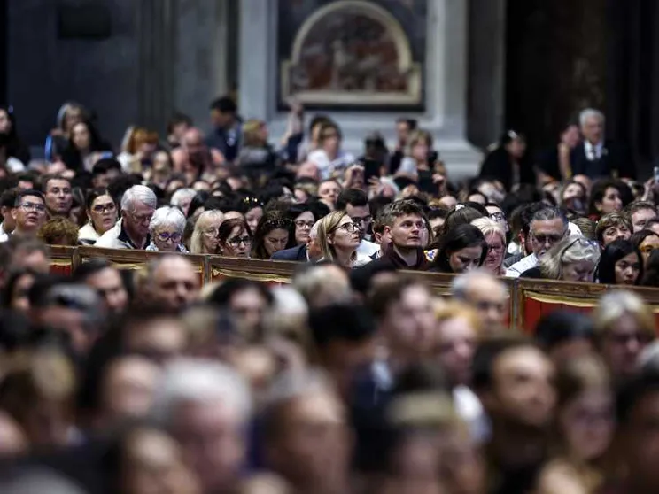 La folla in San Pietro per la preghiera di ieri col Papa