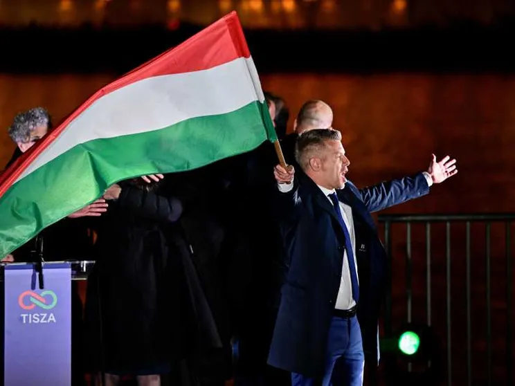Peter Magyar, il leader dell'opposizione, dopo la vittoria