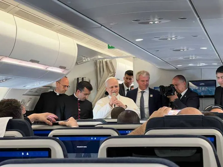 Il video del Papa in aereo: «Non mi interessa dibattere con Trump»