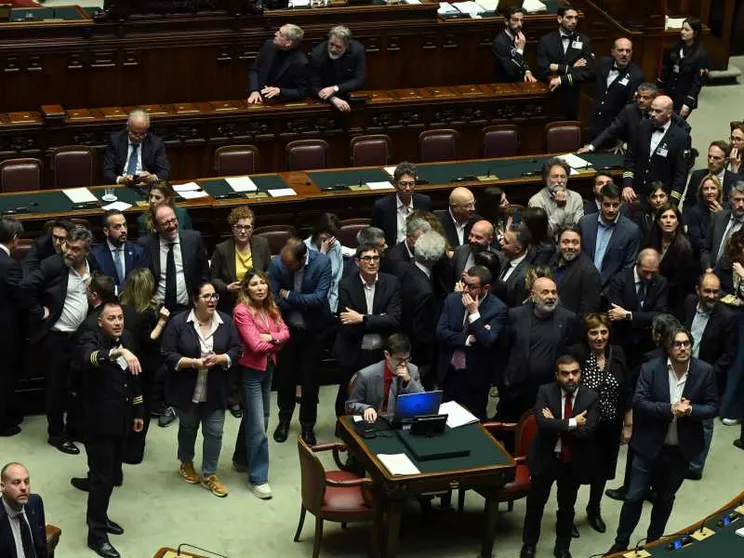 Premio rimpatri, Meloni va avanti ma corregge il decreto. Le opposizioni "occupano"