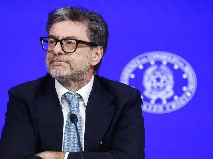 Il verdetto sui conti pubblici: per l'Europa l'Italia resta "sotto osservazione". Meloni: una beffa