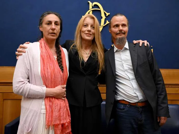 Catherine Birmingham e Nathan Trevallion, i genitori della ''famiglia nel bosco'', con la presidente della Commissione infanzia Michela Vittoria Brambilla