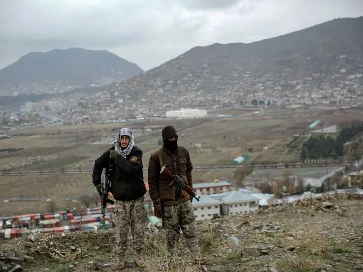 Due giovani con fucili sulle montagne tra Afghanistan e Pakistan