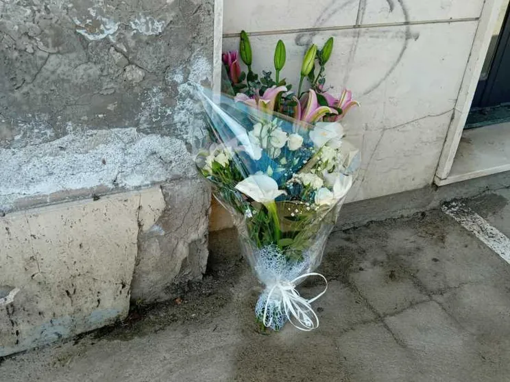 Si getta dal balcone con i figli, le parole del vescovo: riconoscere il dolore nascosto