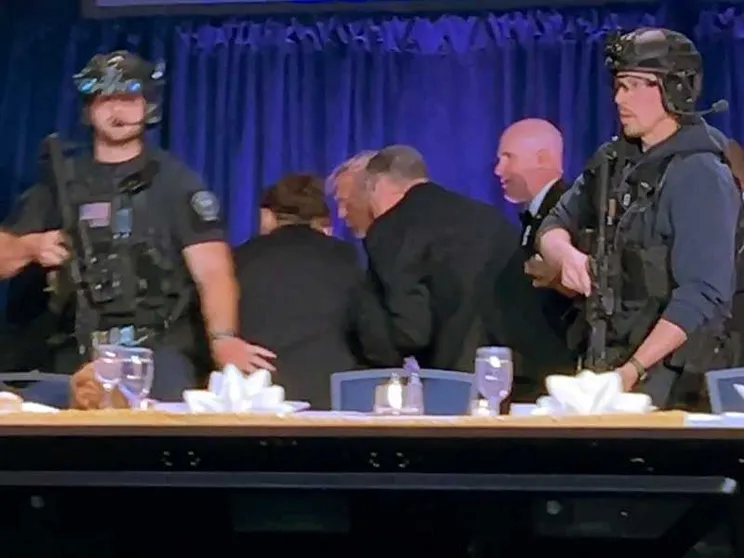 Il momento dell'evacuazione di Trump dopo gli spari al gala dell'Hilton