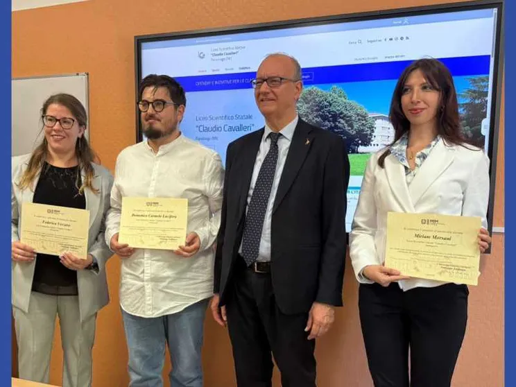 I prof mettono in salvo la classe durante la gita: premiati da Valditara