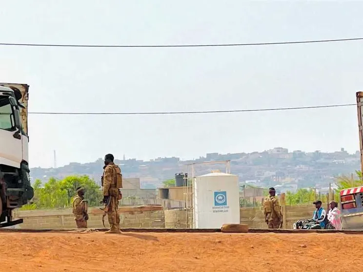 Due militari nella base militare di Kati in mezzo al deserto: un camion arriva