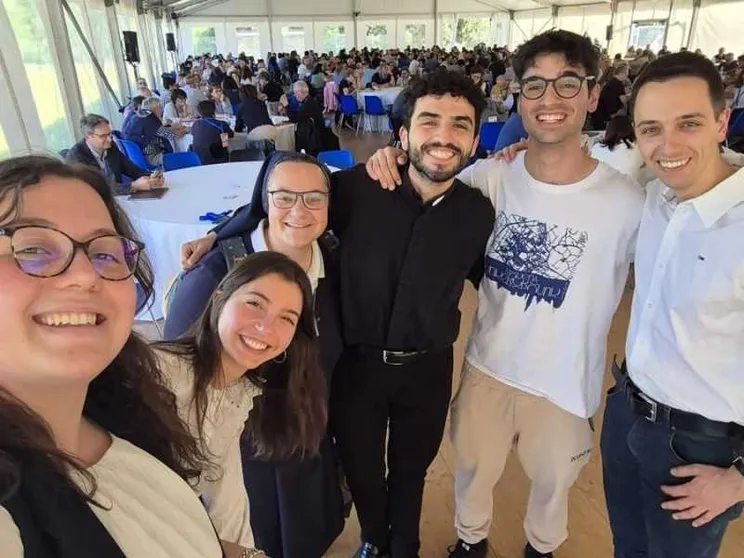 I giovani della diocesi di Modena a Verona. Da sinistra: Anna Guidetti, Ilaria Valdevit, suor Silvia Baglieri, don Ignazio (dell’Ufficio famiglia Cei) , Francesco Boldrini e Pietro Garuti