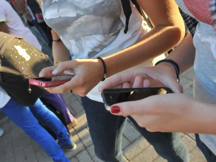 Giovani con lo smartphone in mano