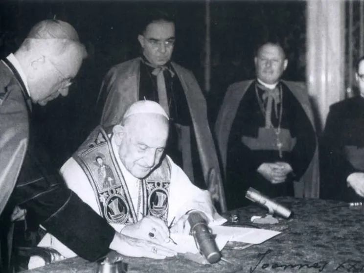 Vaticano, 9 aprile 1963, papa Giovanni XXIII firma l'enciclica "Pacem in Terris" / SICILIANI
