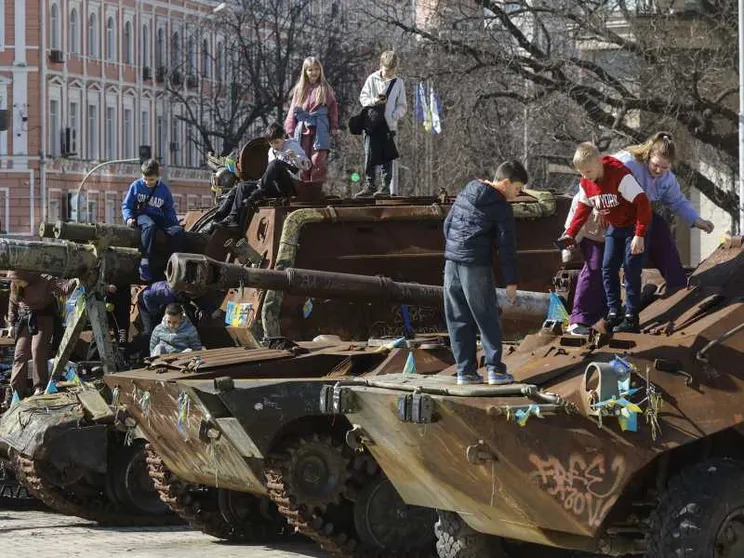 Alcuni bambini giocano su un carro armato russo danneggiatoed espostoa Kiev insieme ad altri mezzi di Mosca, tutti colpiti da attacchi dell’esercito ucraino / Ansa