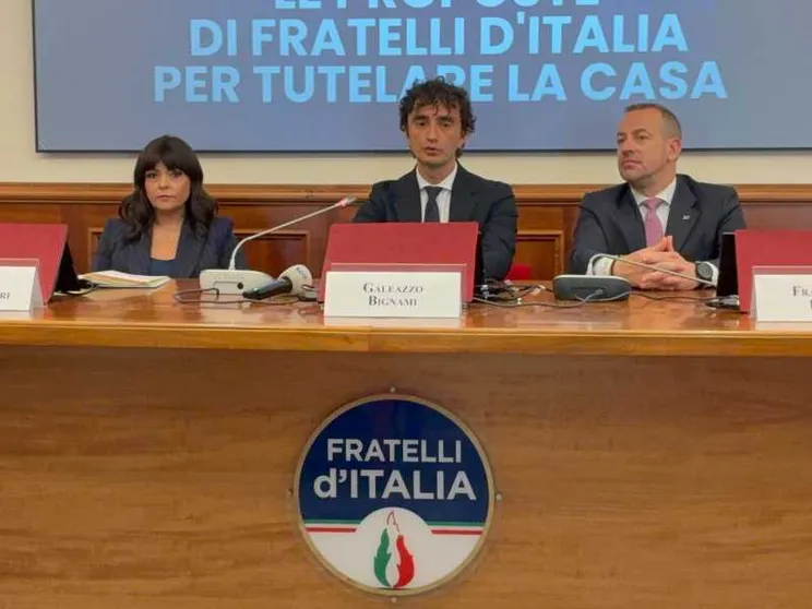 Il capogruppo Galeazzo Bignami e i deputati Alice Buonguerrieri e Francesco Filini durante la conferenza stampa alla Camera “Sgomberi e sfratti. Le proposte di Fratelli d’Italia per tutelare la casa”, 6 maggio 2026