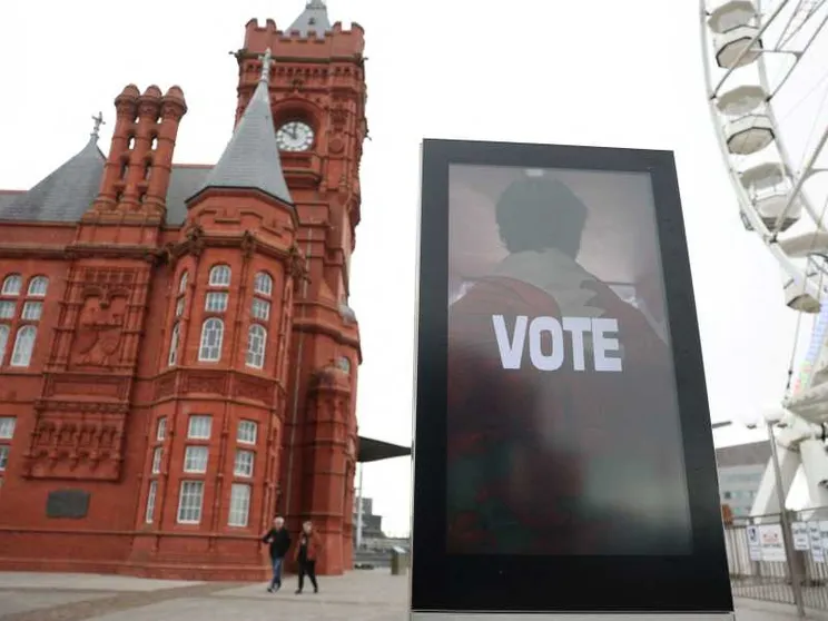 Manifesto elettorale affisso vicino al Senedd, il parlamento gallese, a Cardiff / Reuters