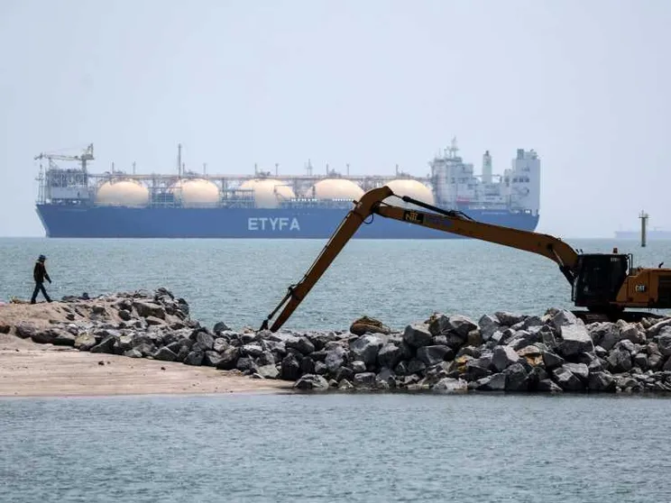 Una nave che trasporta gas liquefatto attraversa lo Stretto di Malacca