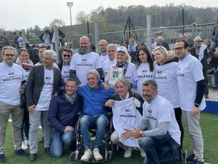 I sindaci della Bergamasca in una manifestazione di solidarietà a Stefano Turchi  nel 2023 / Aisla Bergamo