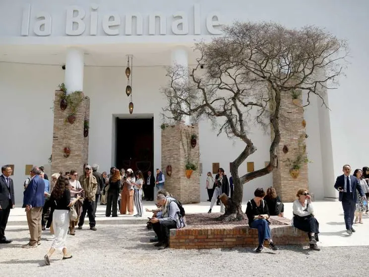 L’ingresso del Padiglione Centrale nel nuovo allestimento della curatrice artistica Koyo Kouoh, alla Biennale Arte 61, Venezia / ANSA