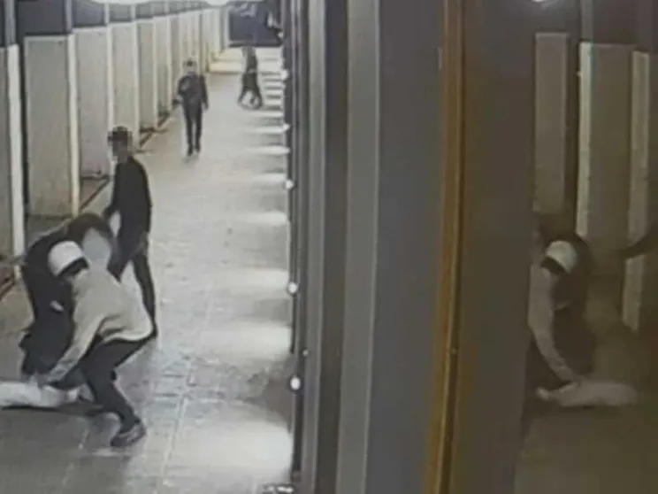 Uno dei momenti della terribile aggressione su Davide ripresa dalle telecamere della zona