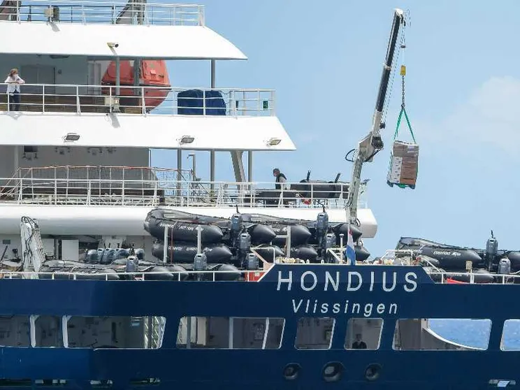 Gli ultimi sbarchi dalla nave Hondius dove si sono verificati casi di contagio / ANSA