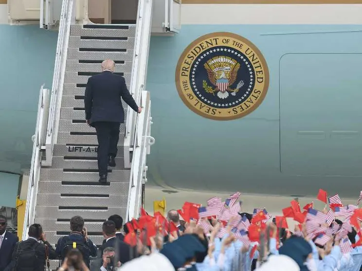Donald Trump sale sull'Air Force One prima di lasciare Pechino