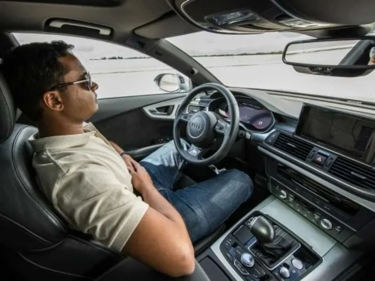 Un'auto a guida autonoma