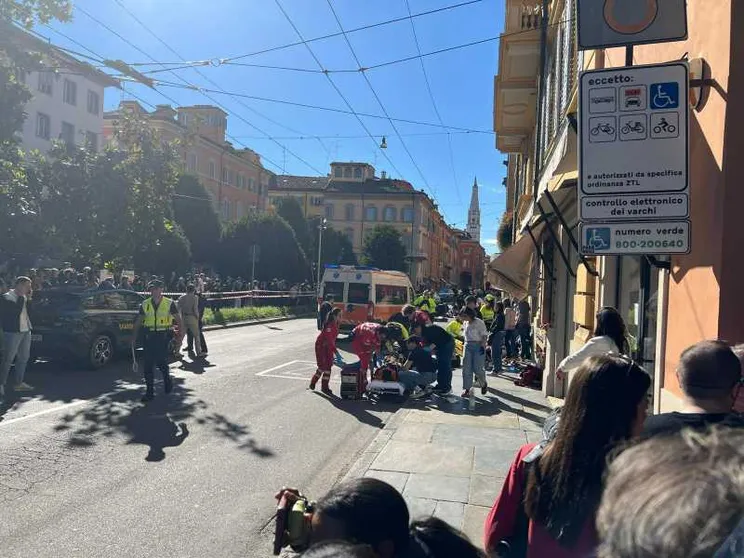 L'auto a 100 all'ora sui passanti, la fuga, il coltello: un giorno di terrore a Modena
