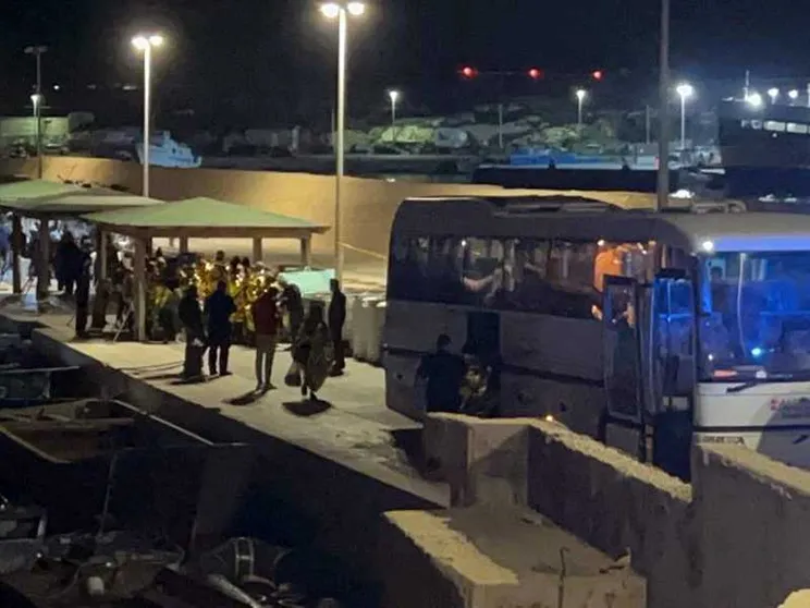 Lo sbarco di 55 persone originarie di Camerun, Costa d'Avorio, Gambia, Guinea, Mali, Nigeria e Sierra Leone a Lampedusa, soccorse da una motovedetta della Guardia di finanza a Lampedusa / ANSA