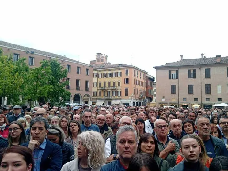 Modena è scesa in piazza per dire che alla violenza non si risponde con l'odio e con la paura