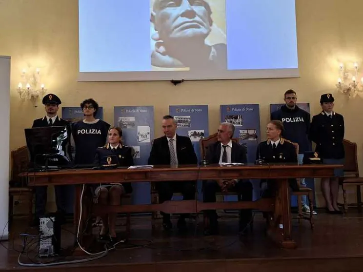 Odio razziale e apologia di fascismo: cosa sappiamo dei 13 minorenni denunciati a Siena