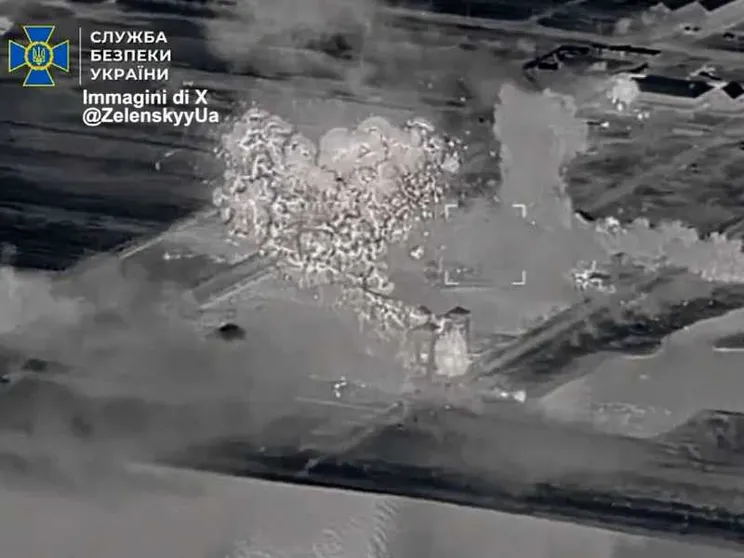 Immagini dal video che documenta l’operazione ucraina contro una base dei servizi russi nel Kherson