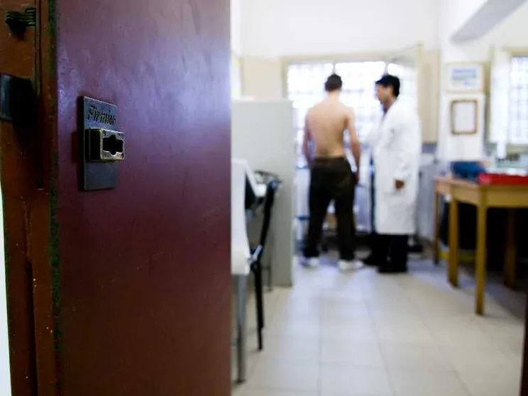 Pochi medici e attese lunghissime: in carcere anche curarsi è impossibile