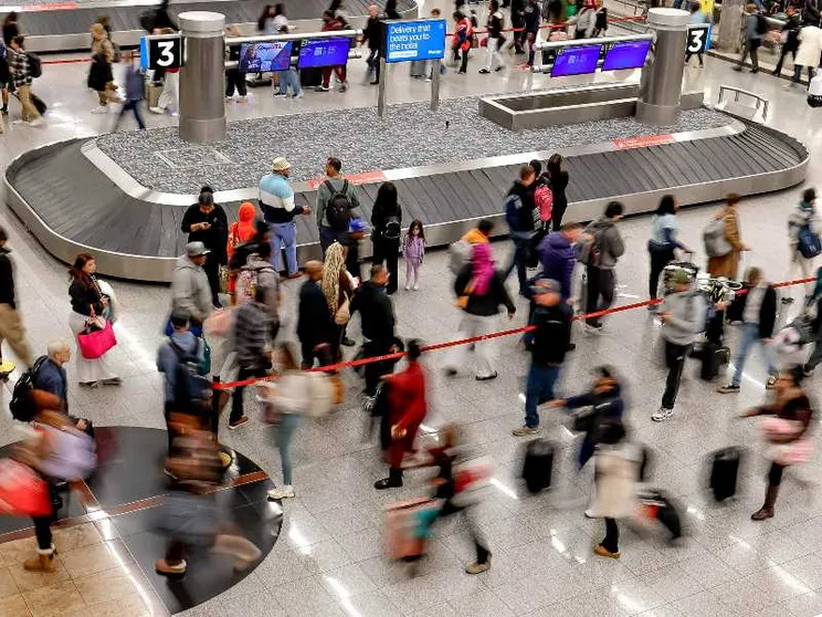 Alcuni passeggeriin fila per i controlli di sicurezza nell’aeroporto internazionale di Hartsfield–Jackson ad Atlanta, in Georgia
