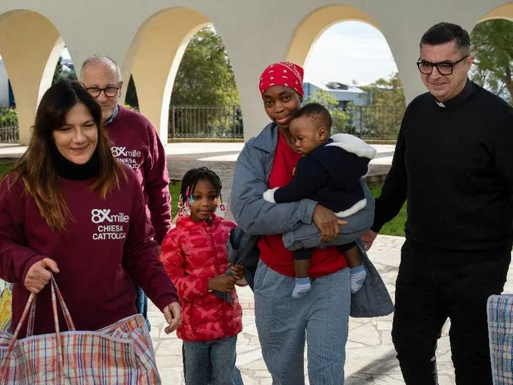I volontari della Villa Mater Dei con un giovane mamma accolta e don Alfio Li Noce