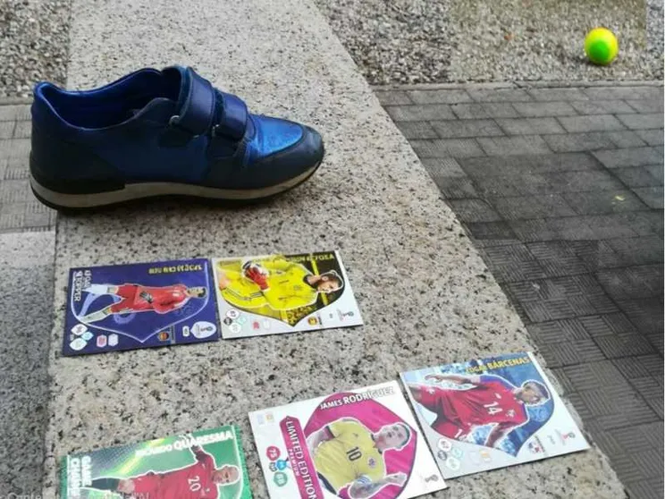 Una scarpa da ragazzo e le figurine del Fantacalcio