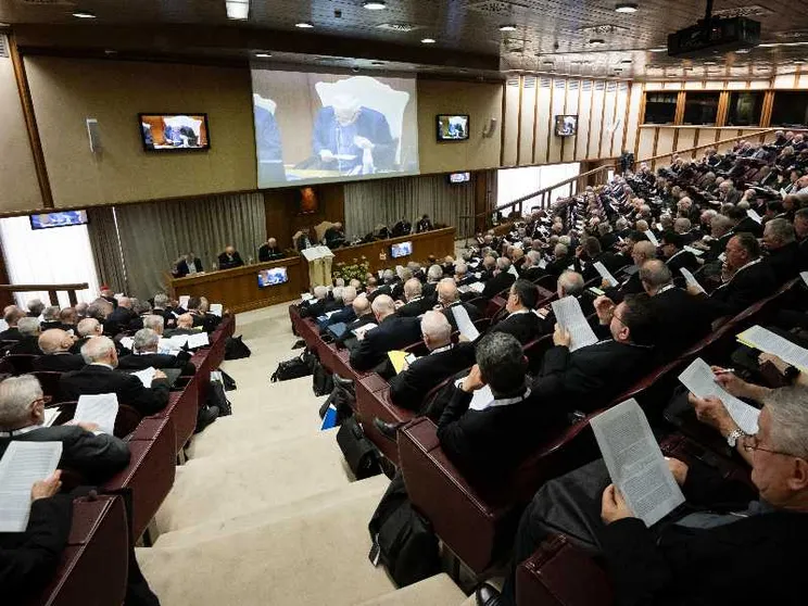 Zuppi apre l'Assemblea generale dei vescovi italiani nell'Aula del Sinodo in Vaticano / SICILIANI