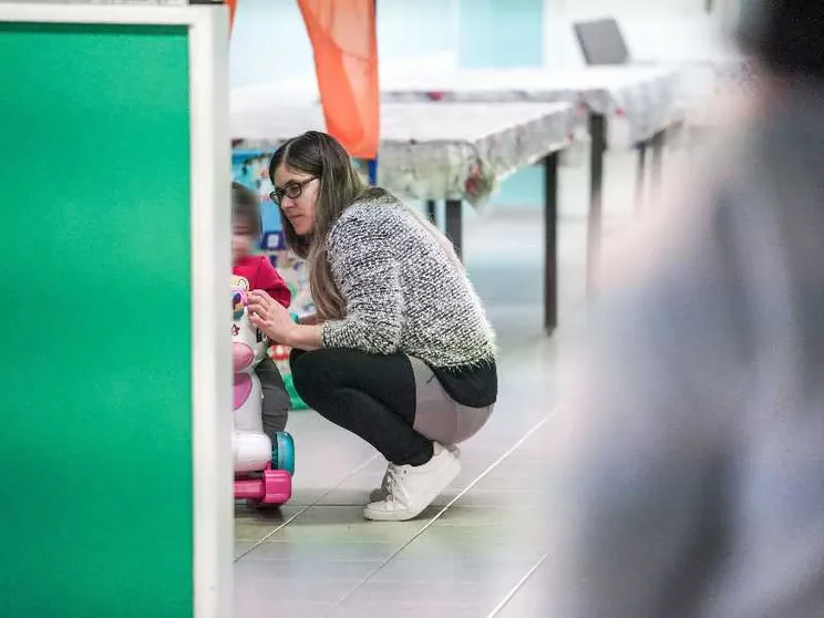 Una bimba in una comunità di accoglienza