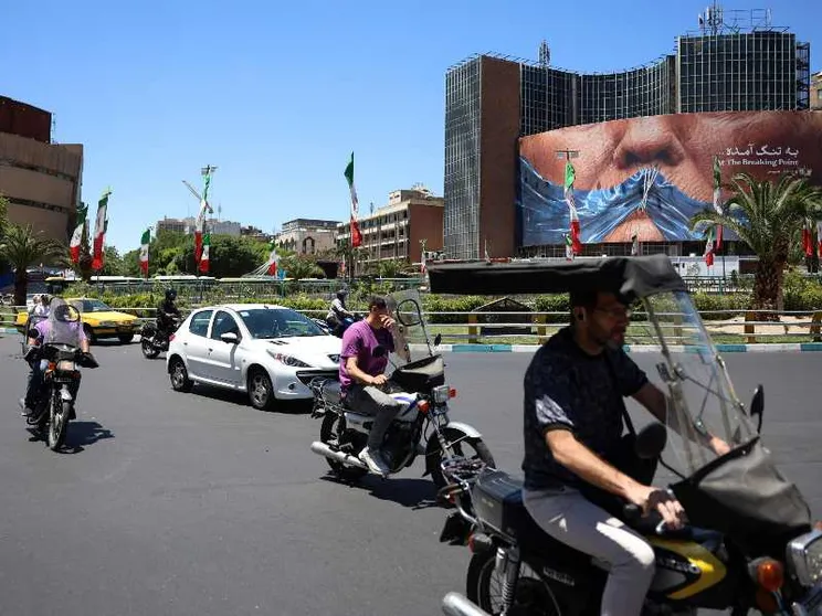 Un cartellone propagandistico anti-USA raffigurante il presidente degli Stati Uniti Donald Trump e lo Stretto di Hormuz in Piazza Valiasr a Teheran