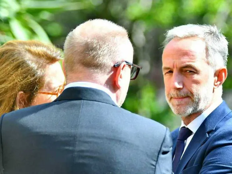 Il sindaco di Parigi Emmanuel Grégoire: ha promesso che nessuna delle persone sospese potrà essere di nuovo assunta