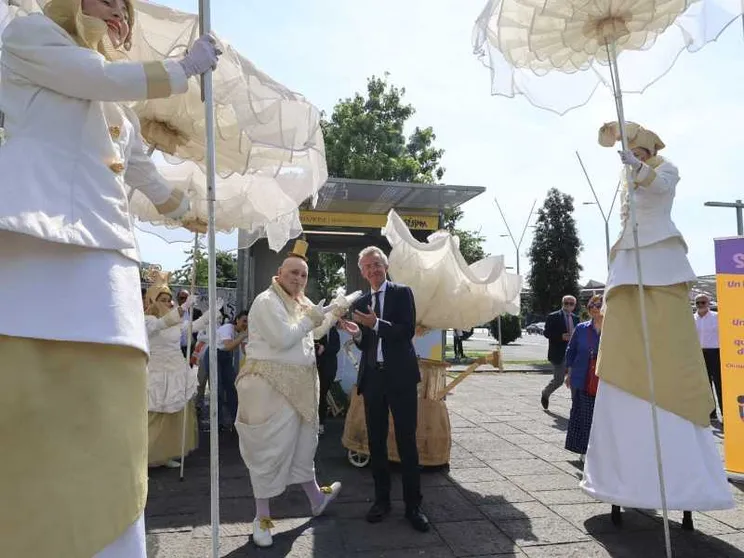 Il sindaco di Napoli Gaetano Manfredi all'inaugurazione dei nuovi chioschi di piazza Garibaldi, accolto dalla performance degli artisti del progetto Bella Piazza